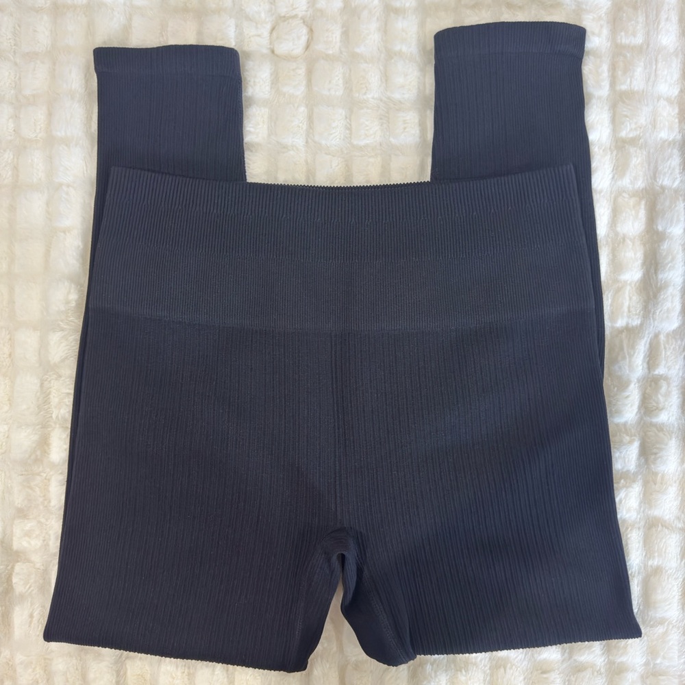 Women’s Fabletics Black Rib Seamless Leggings. LS